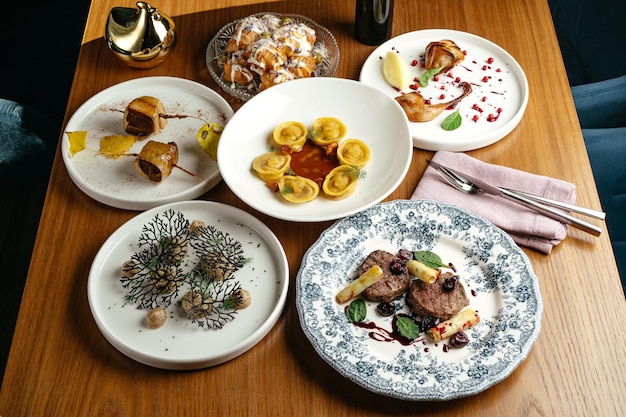 Zestaw talerzy z jedzeniem